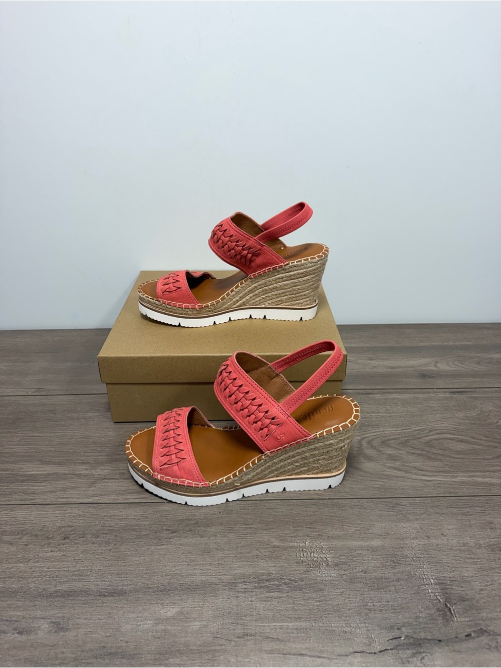 Brand new Kenneth Cole Women's Elyssa Two-Band Braid Wedge Sandals size 10